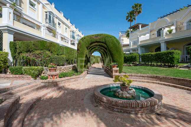 Vivir en el Jardín en Aloha Gardens, Nueva Andalucía, Marbella – Luminoso apartamento en planta baja de 2 dormitorios a poca distancia de Puerto Banús | Alquileres de media y larga estancia