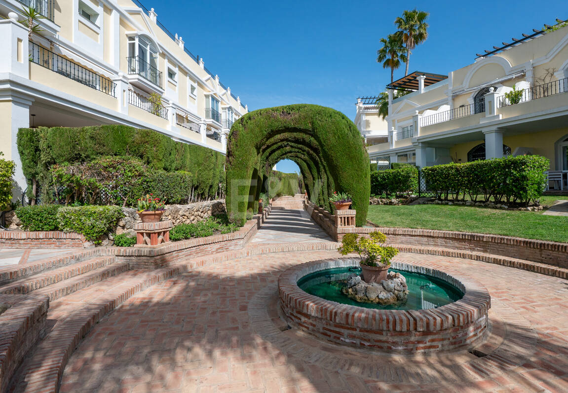 Vivir en el Jardín en Aloha Gardens, Nueva Andalucía, Marbella – Luminoso apartamento en planta baja de 2 dormitorios a poca distancia de Puerto Banús | Alquileres de media y larga estancia