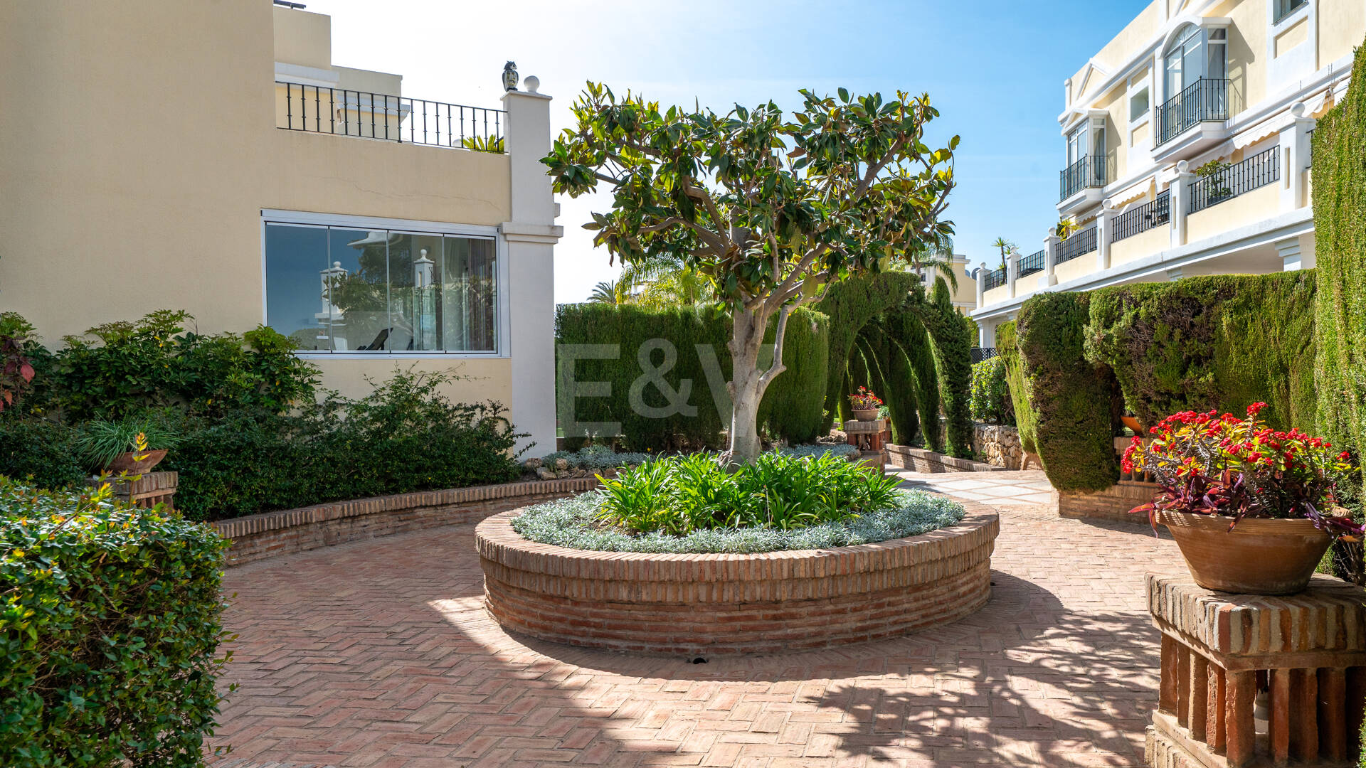 Vivir en el Jardín en Aloha Gardens, Nueva Andalucía, Marbella – Luminoso apartamento en planta baja de 2 dormitorios a poca distancia de Puerto Banús | Alquileres de media y larga estancia