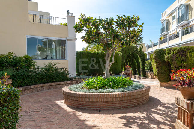 Vivir en el Jardín en Aloha Gardens, Nueva Andalucía, Marbella – Luminoso apartamento en planta baja de 2 dormitorios a poca distancia de Puerto Banús | Alquileres de media y larga estancia