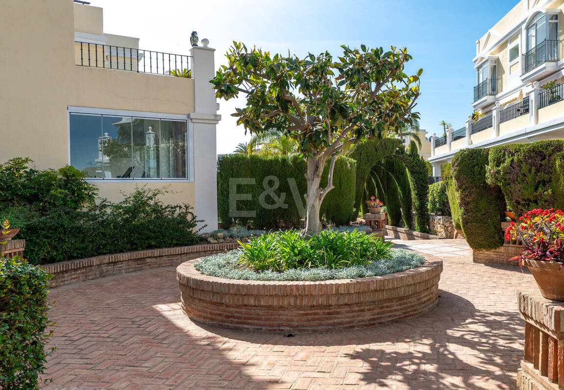 Vivir en el Jardín en Aloha Gardens, Nueva Andalucía, Marbella – Luminoso apartamento en planta baja de 2 dormitorios a poca distancia de Puerto Banús | Alquileres de media y larga estancia