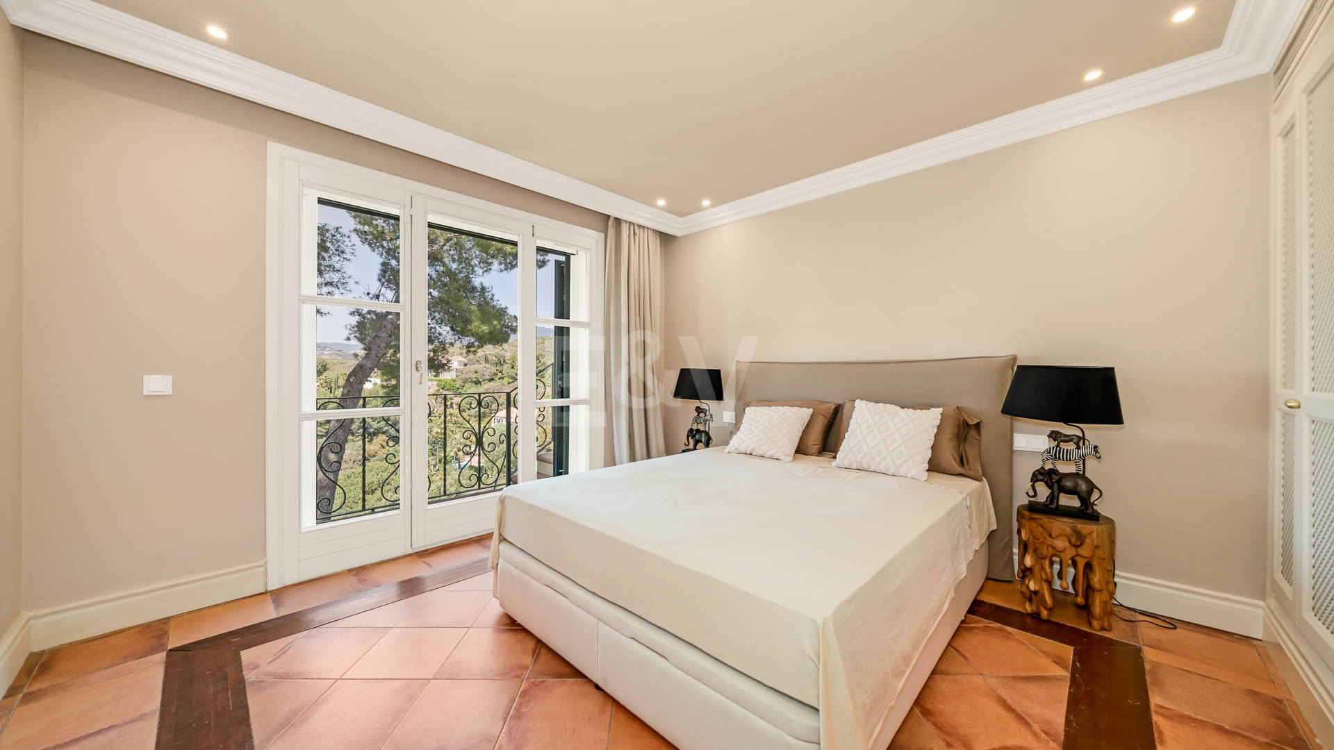 Makelloses klassisches Anwesen in Marbella Hill Club II mit den schönsten Panoramablicken Marbellas