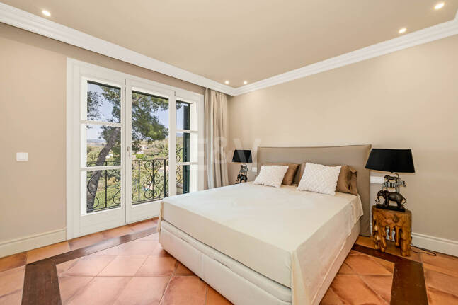 Makelloses klassisches Anwesen in Marbella Hill Club II mit den schönsten Panoramablicken Marbellas