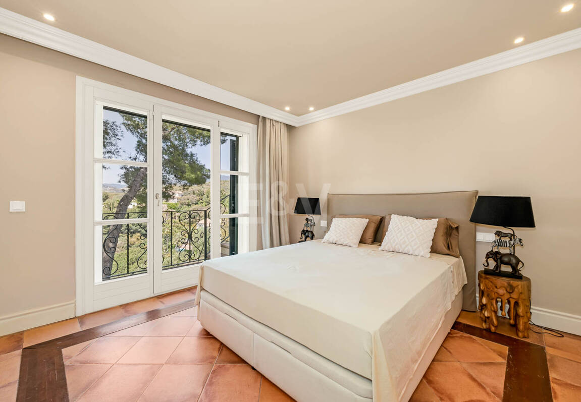 Makelloses klassisches Anwesen in Marbella Hill Club II mit den schönsten Panoramablicken Marbellas