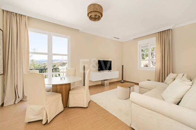 Makelloses klassisches Anwesen in Marbella Hill Club II mit den schönsten Panoramablicken Marbellas