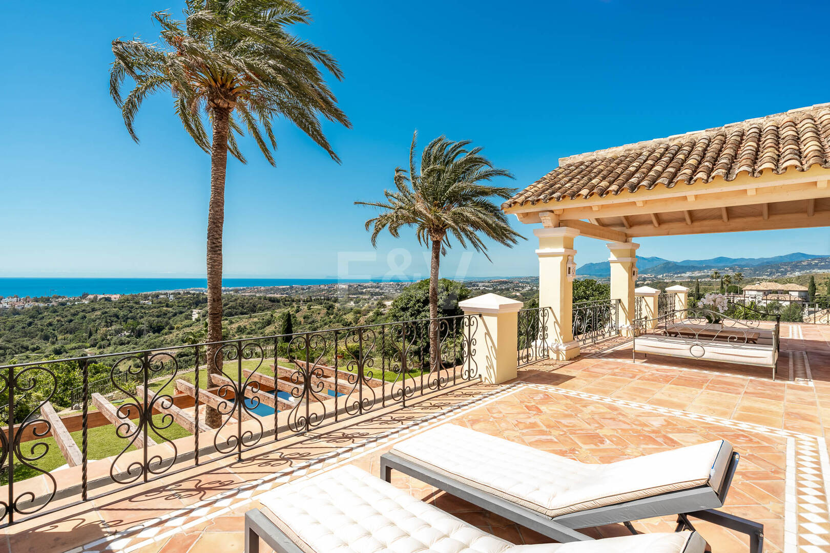 Makelloses klassisches Anwesen in Marbella Hill Club II mit den schönsten Panoramablicken Marbellas