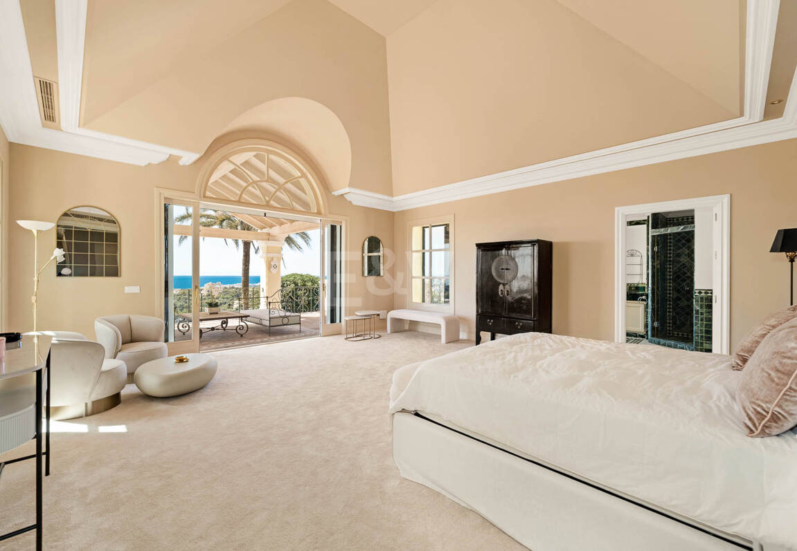 Makelloses klassisches Anwesen in Marbella Hill Club II mit den schönsten Panoramablicken Marbellas