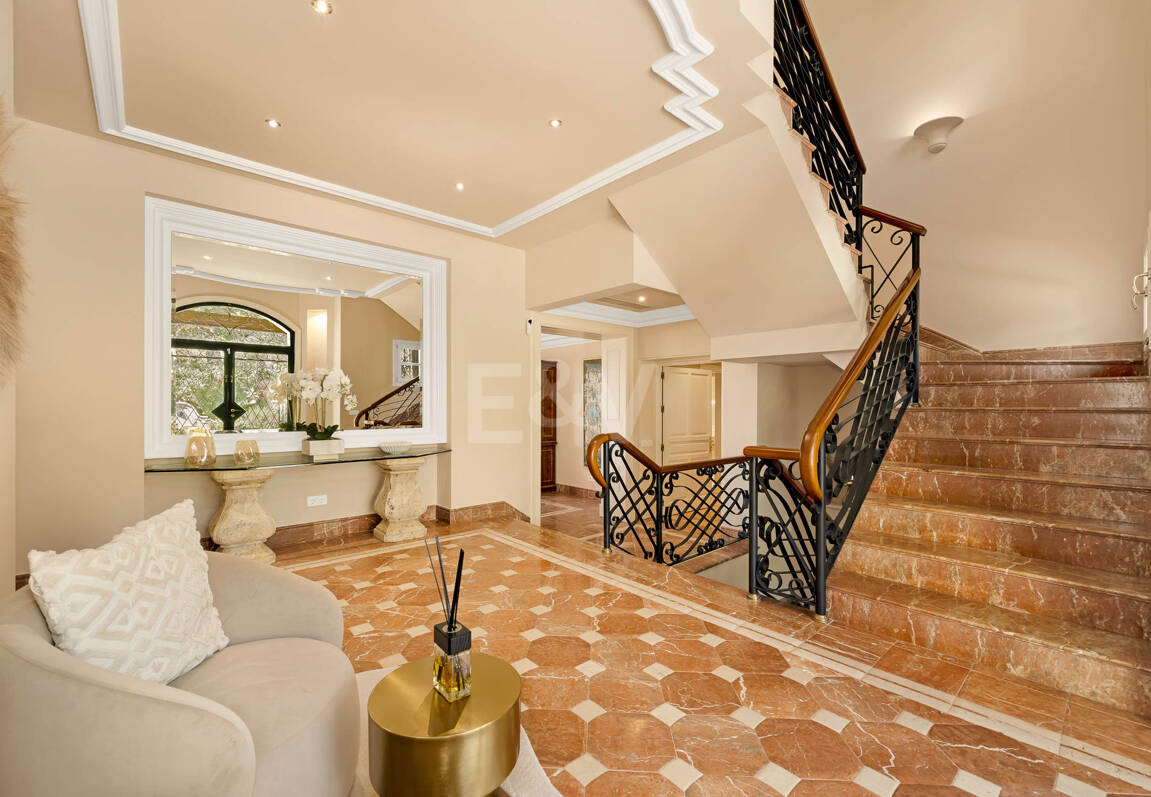 Makelloses klassisches Anwesen in Marbella Hill Club II mit den schönsten Panoramablicken Marbellas