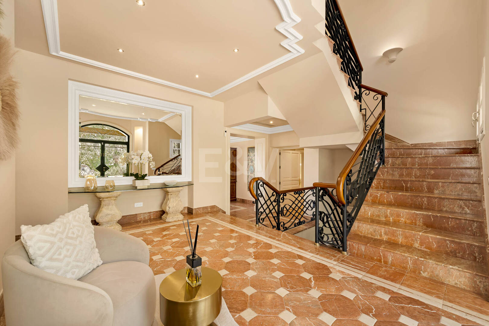 Makelloses klassisches Anwesen in Marbella Hill Club II mit den schönsten Panoramablicken Marbellas