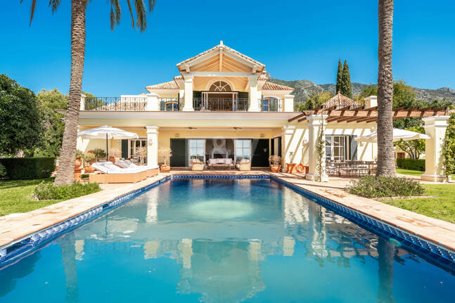 Makelloses klassisches Anwesen in Marbella Hill Club II mit den schönsten Panoramablicken Marbellas