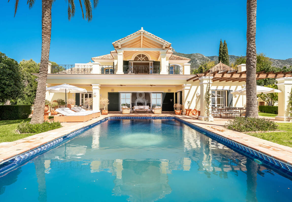 Makelloses klassisches Anwesen in Marbella Hill Club II mit den schönsten Panoramablicken Marbellas