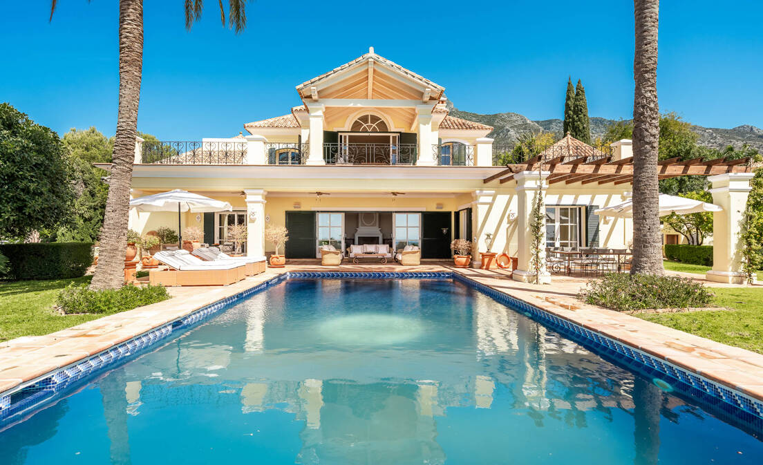 Makelloses klassisches Anwesen in Marbella Hill Club II mit den schönsten Panoramablicken Marbellas