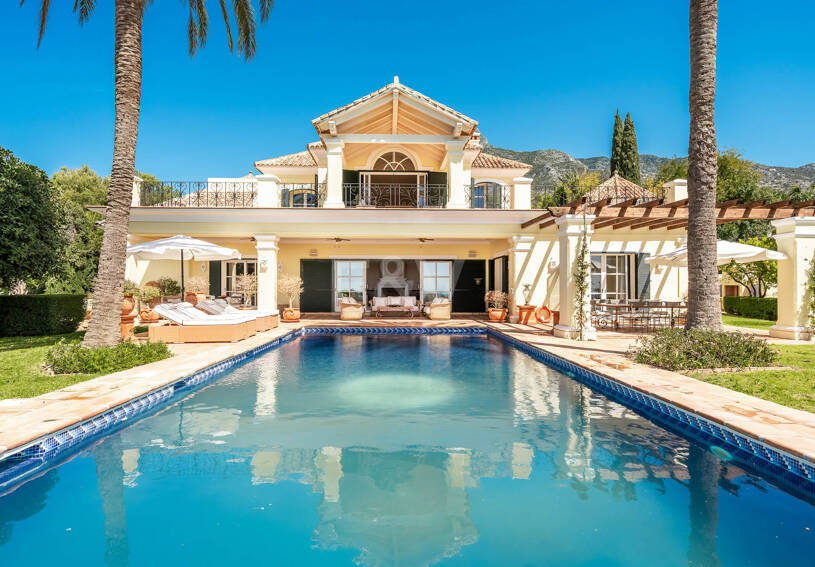 Makelloses klassisches Anwesen in Marbella Hill Club II mit den schönsten Panoramablicken Marbellas