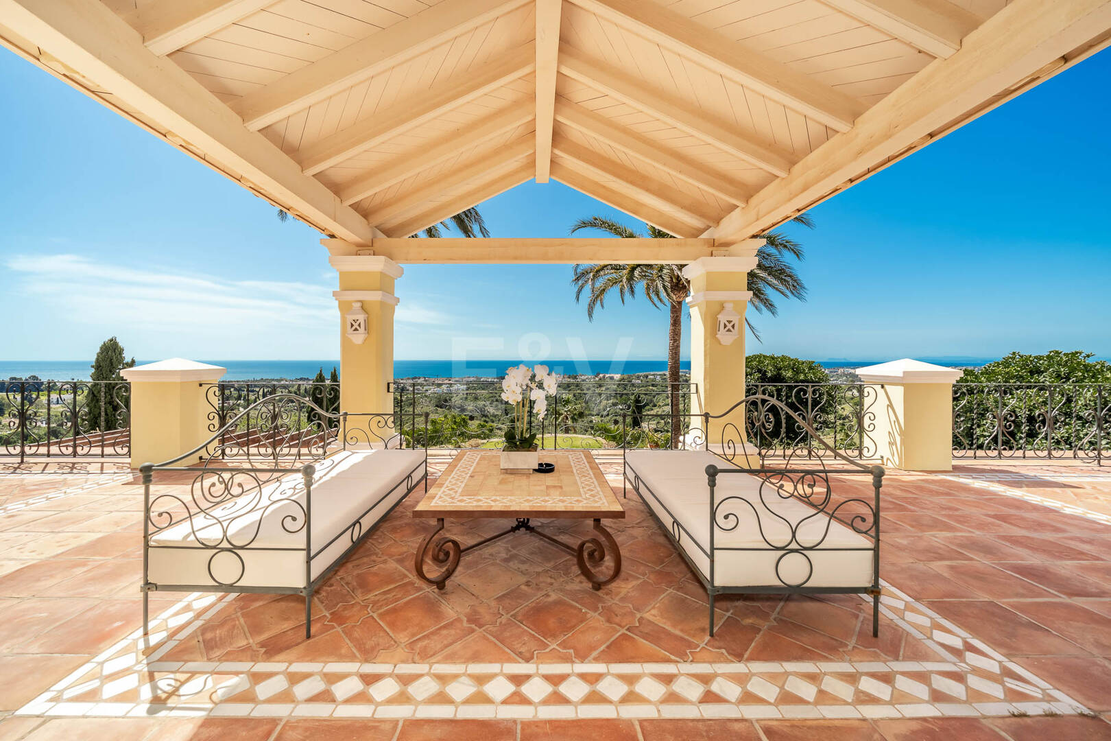 Makelloses klassisches Anwesen in Marbella Hill Club II mit den schönsten Panoramablicken Marbellas