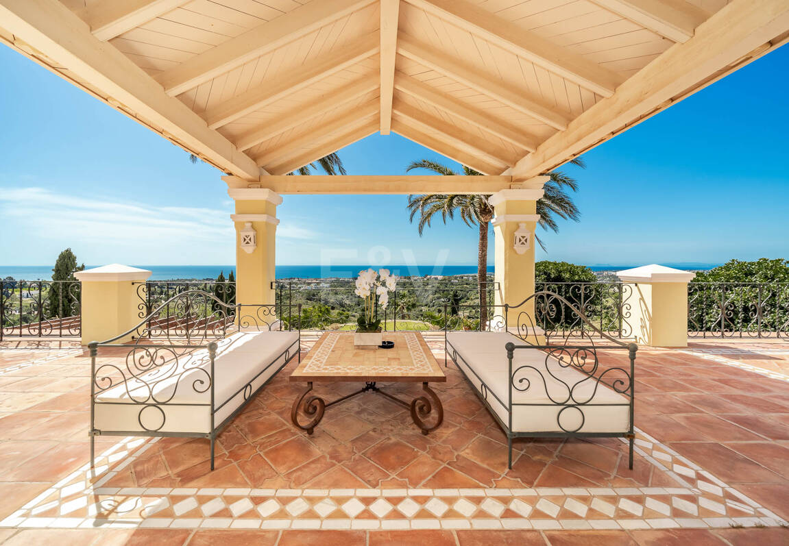 Makelloses klassisches Anwesen in Marbella Hill Club II mit den schönsten Panoramablicken Marbellas