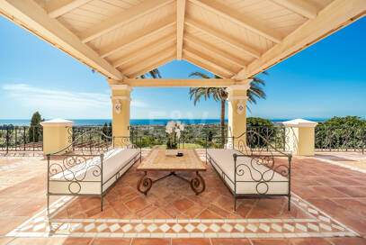Makelloses klassisches Anwesen in Marbella Hill Club II mit den schönsten Panoramablicken Marbellas