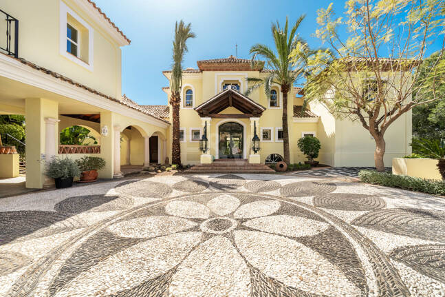 Makelloses klassisches Anwesen in Marbella Hill Club II mit den schönsten Panoramablicken Marbellas