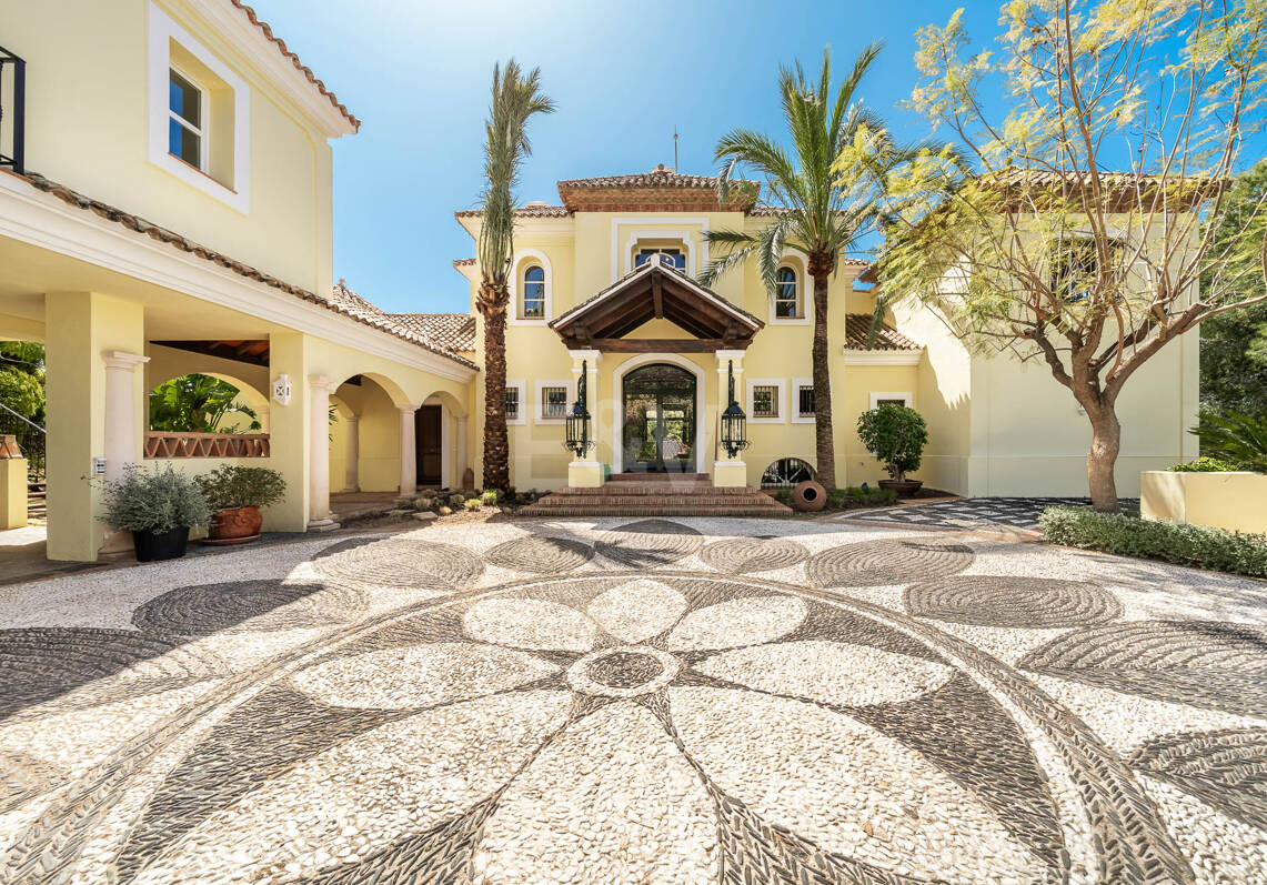 Immaculate Classical Estate in Marbella Hill Club II with the Finest Panoramic Views in Marbella