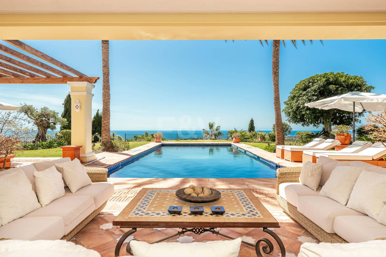 Makelloses klassisches Anwesen in Marbella Hill Club II mit den schönsten Panoramablicken Marbellas
