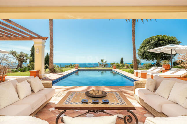 Makelloses klassisches Anwesen in Marbella Hill Club II mit den schönsten Panoramablicken Marbellas