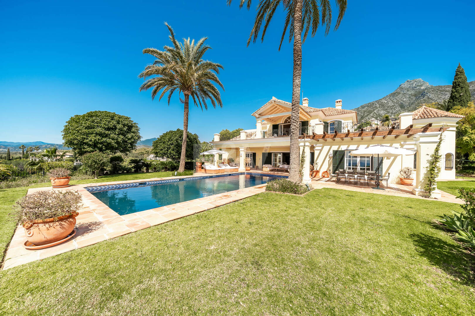 Makelloses klassisches Anwesen in Marbella Hill Club II mit den schönsten Panoramablicken Marbellas