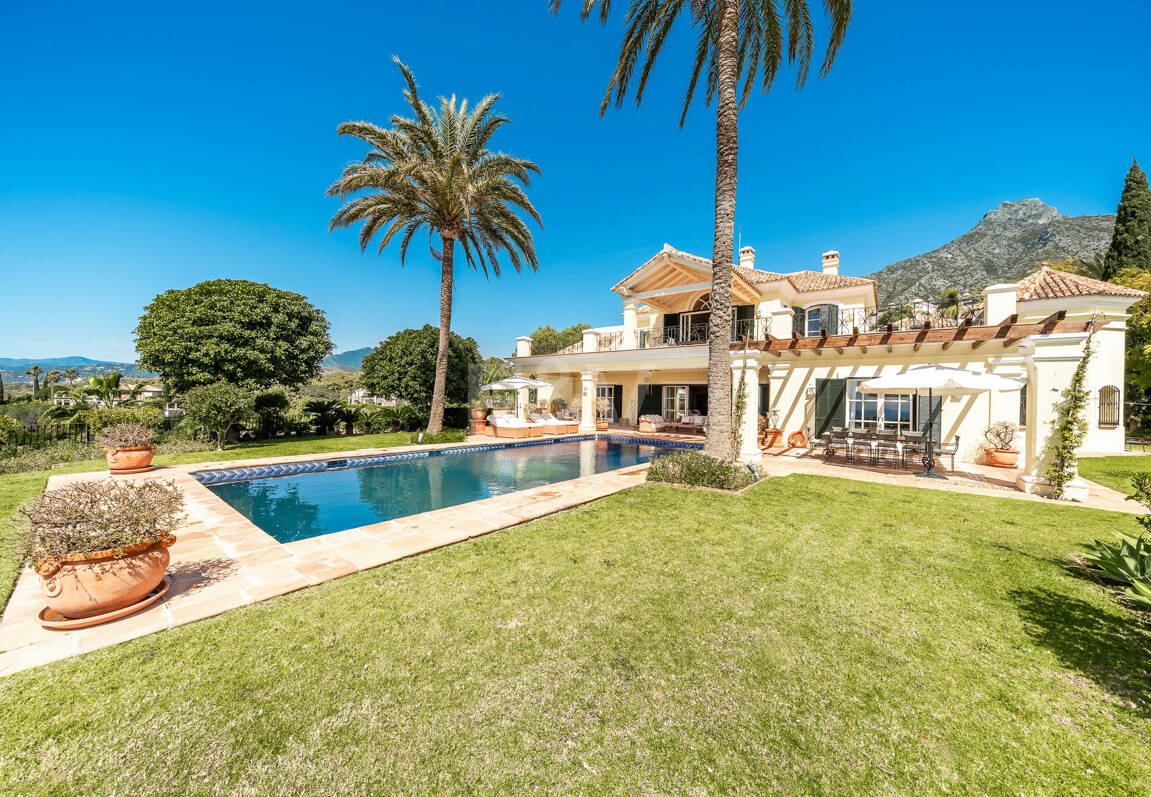 Makelloses klassisches Anwesen in Marbella Hill Club II mit den schönsten Panoramablicken Marbellas