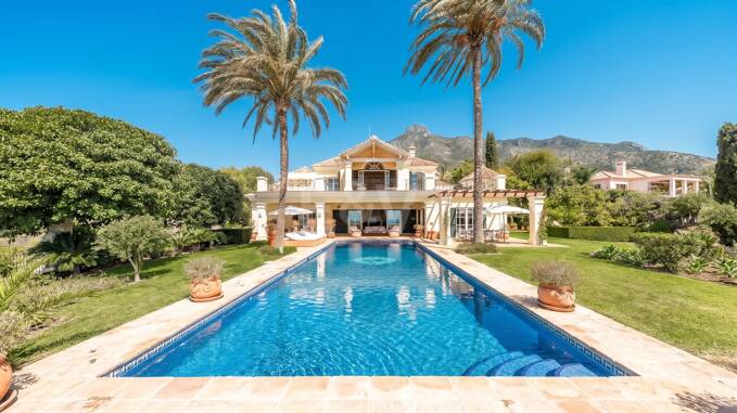 Makelloses klassisches Anwesen in Marbella Hill Club II mit den schönsten Panoramablicken Marbellas