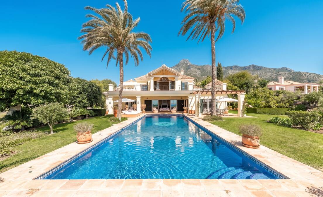 Diese Villa, die wohl beeindruckendste Residenz im klassischen Stil innerhalb der geschlossenen Wohnanlage Marbella Hill Club II, präsentiert sich in...