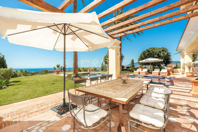 Makelloses klassisches Anwesen in Marbella Hill Club II mit den schönsten Panoramablicken Marbellas