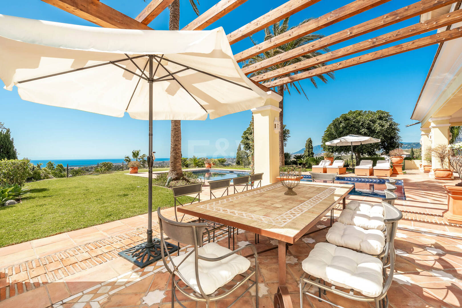 Makelloses klassisches Anwesen in Marbella Hill Club II mit den schönsten Panoramablicken Marbellas