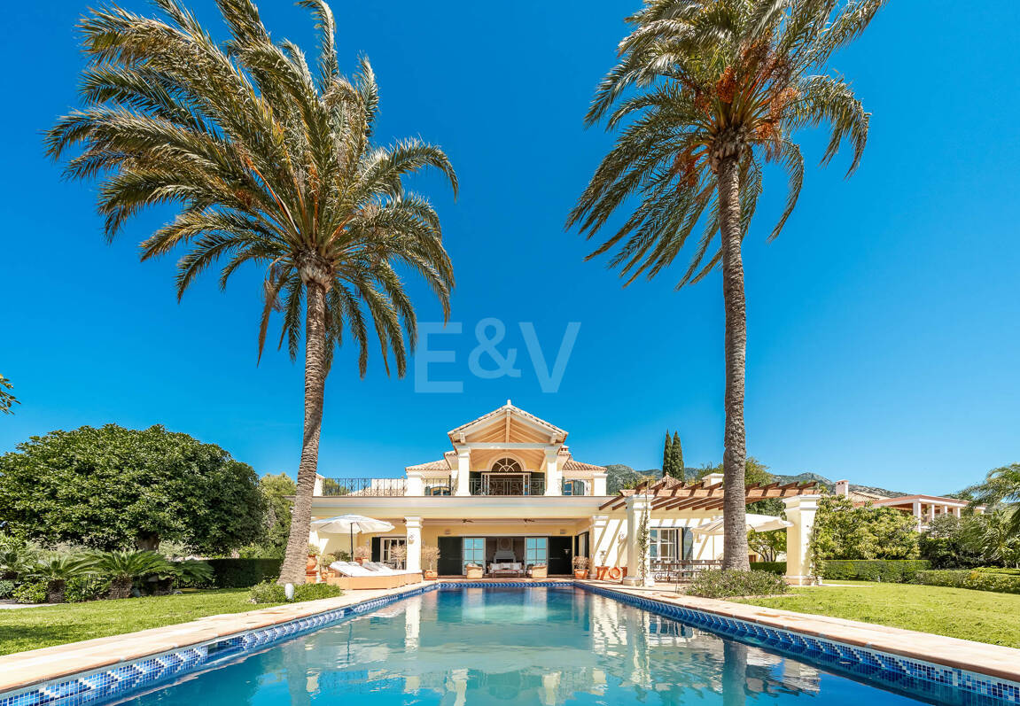 Makelloses klassisches Anwesen in Marbella Hill Club II mit den schönsten Panoramablicken Marbellas