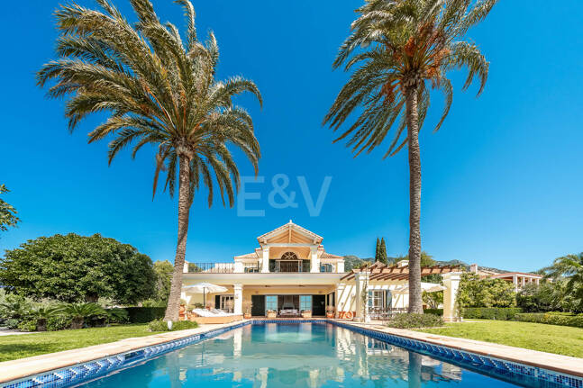 Makelloses klassisches Anwesen in Marbella Hill Club II mit den schönsten Panoramablicken Marbellas