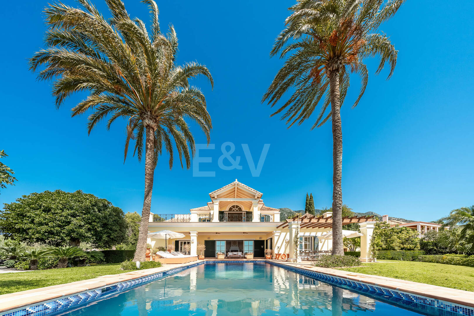 Makelloses klassisches Anwesen in Marbella Hill Club II mit den schönsten Panoramablicken Marbellas