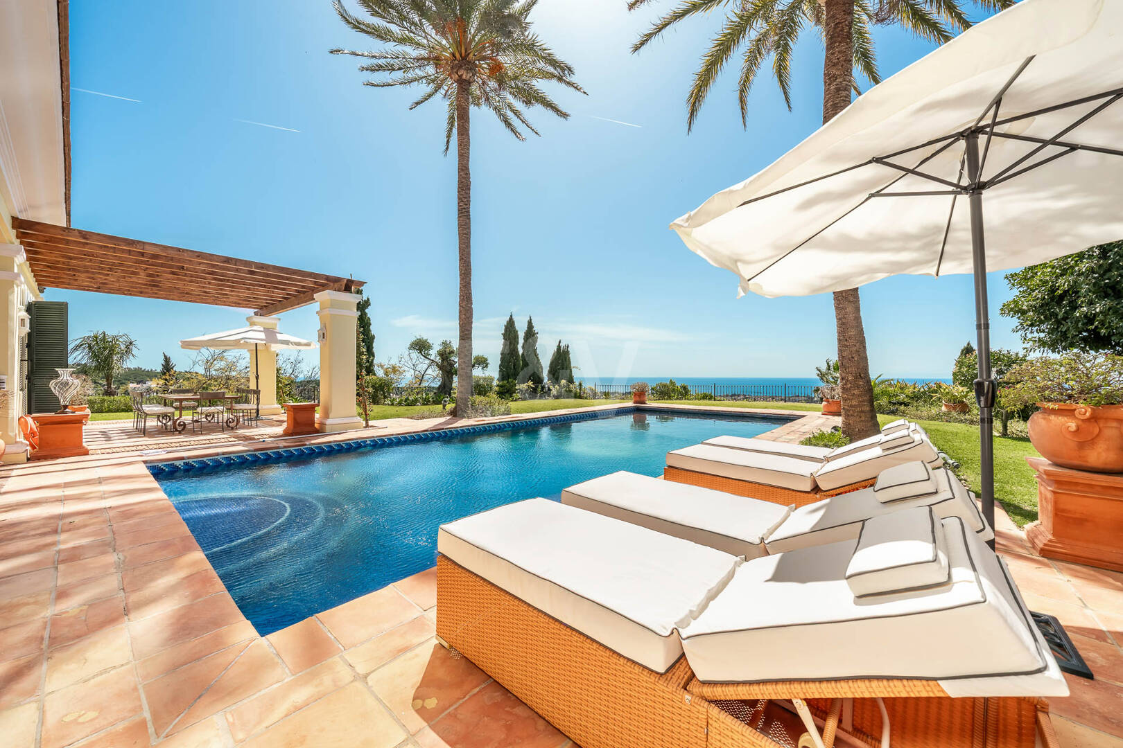 Makelloses klassisches Anwesen in Marbella Hill Club II mit den schönsten Panoramablicken Marbellas