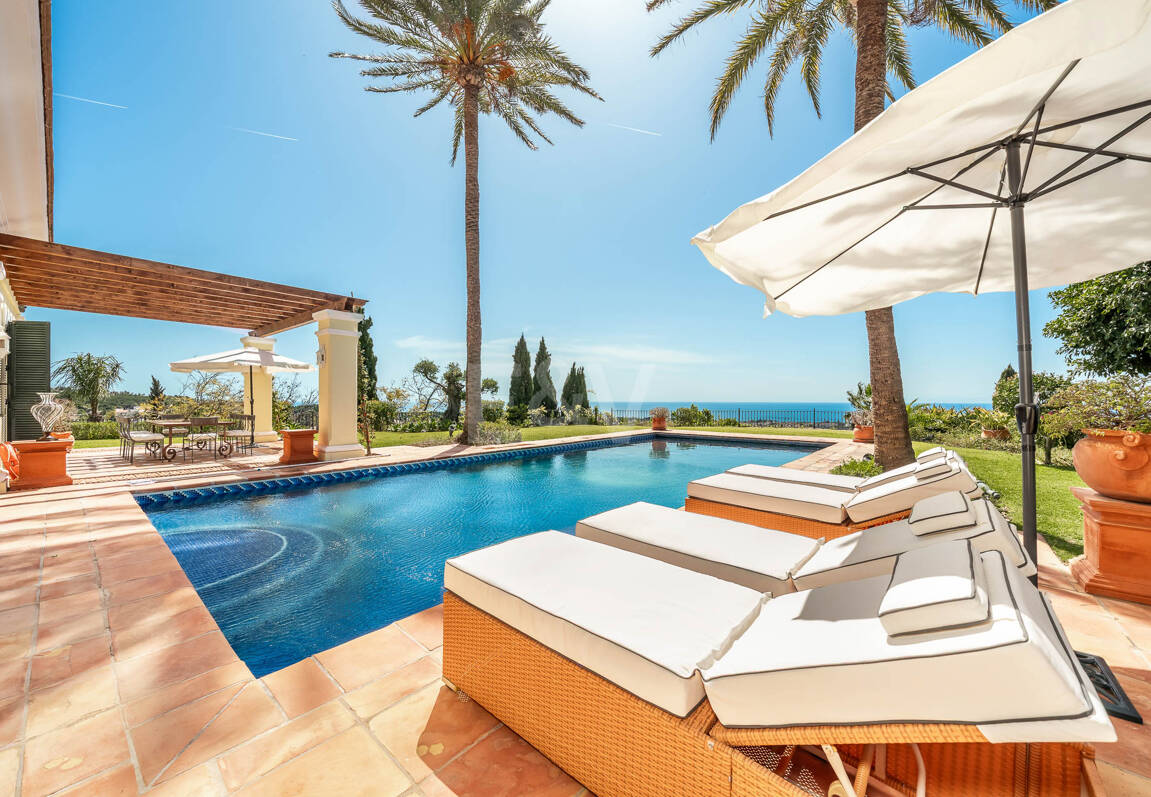 Makelloses klassisches Anwesen in Marbella Hill Club II mit den schönsten Panoramablicken Marbellas