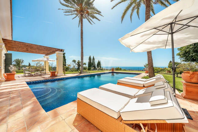 Makelloses klassisches Anwesen in Marbella Hill Club II mit den schönsten Panoramablicken Marbellas