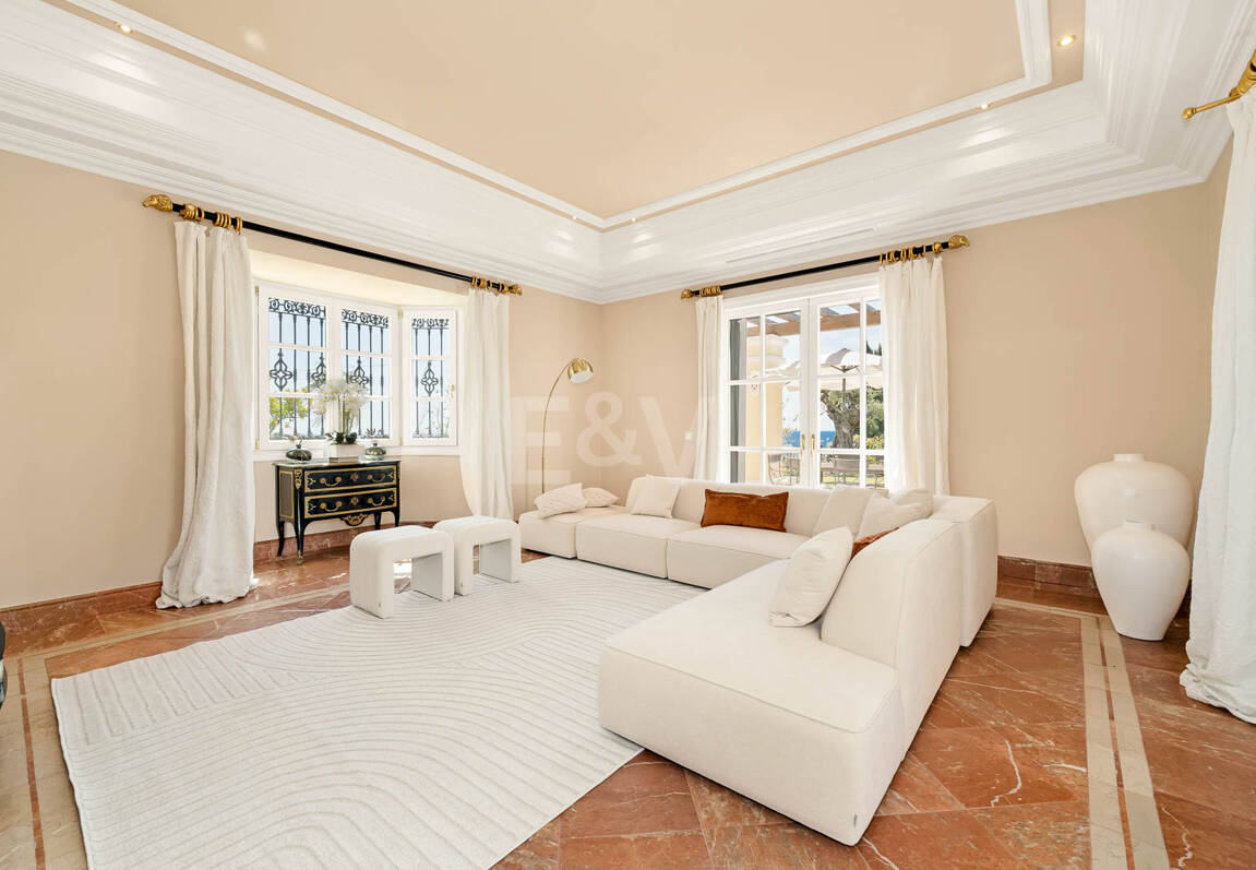 Makelloses klassisches Anwesen in Marbella Hill Club II mit den schönsten Panoramablicken Marbellas