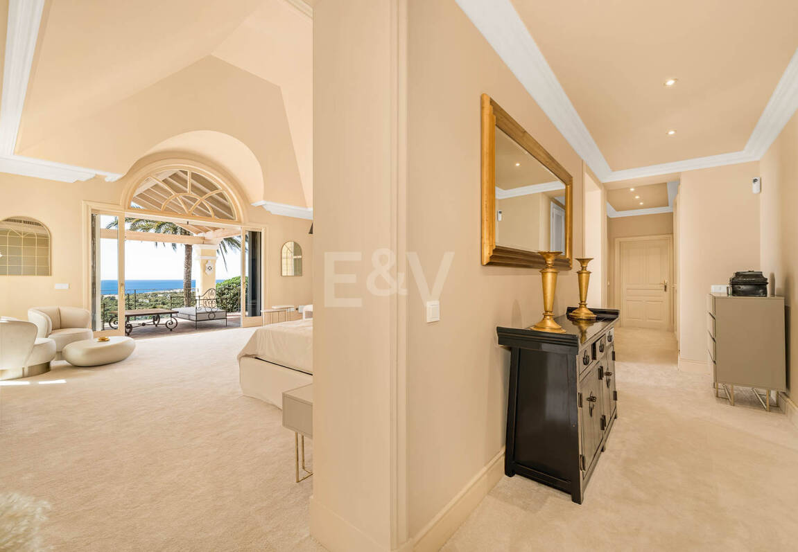 Makelloses klassisches Anwesen in Marbella Hill Club II mit den schönsten Panoramablicken Marbellas