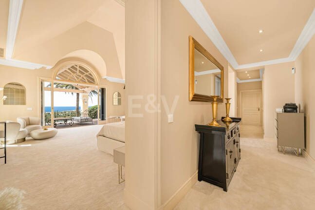 Makelloses klassisches Anwesen in Marbella Hill Club II mit den schönsten Panoramablicken Marbellas