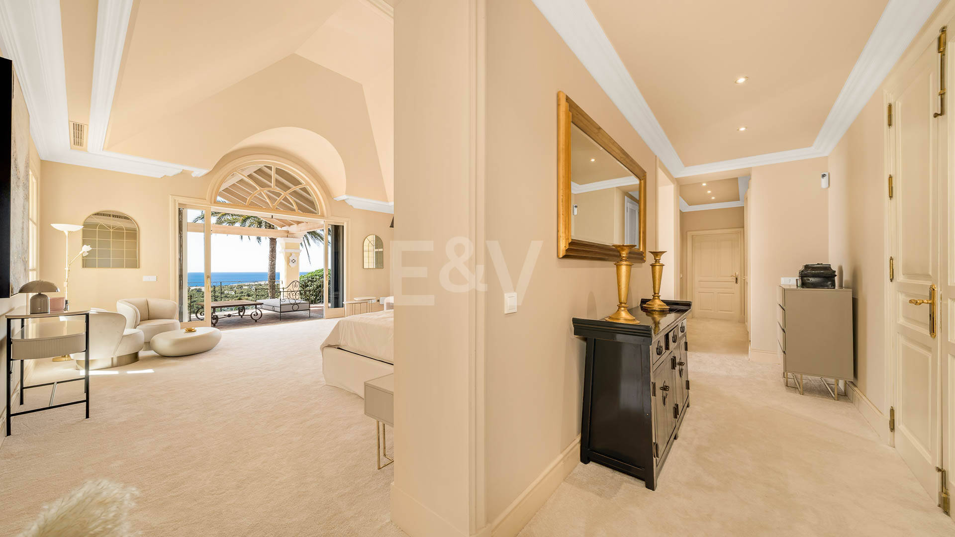 Makelloses klassisches Anwesen in Marbella Hill Club II mit den schönsten Panoramablicken Marbellas