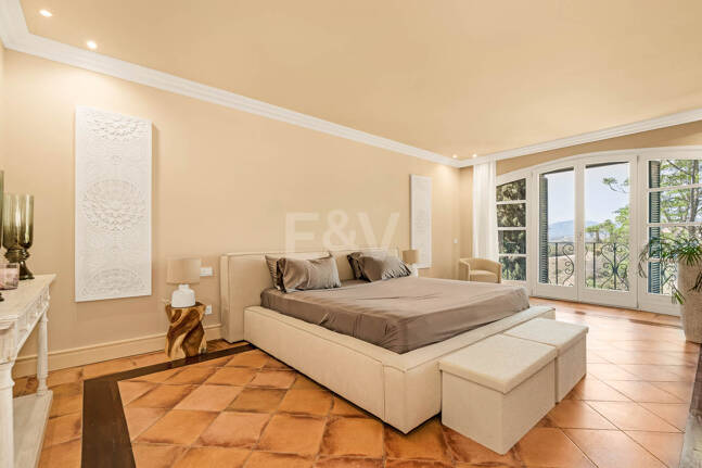 Makelloses klassisches Anwesen in Marbella Hill Club II mit den schönsten Panoramablicken Marbellas