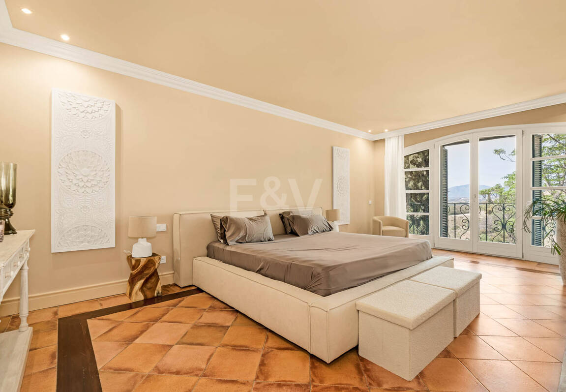 Makelloses klassisches Anwesen in Marbella Hill Club II mit den schönsten Panoramablicken Marbellas