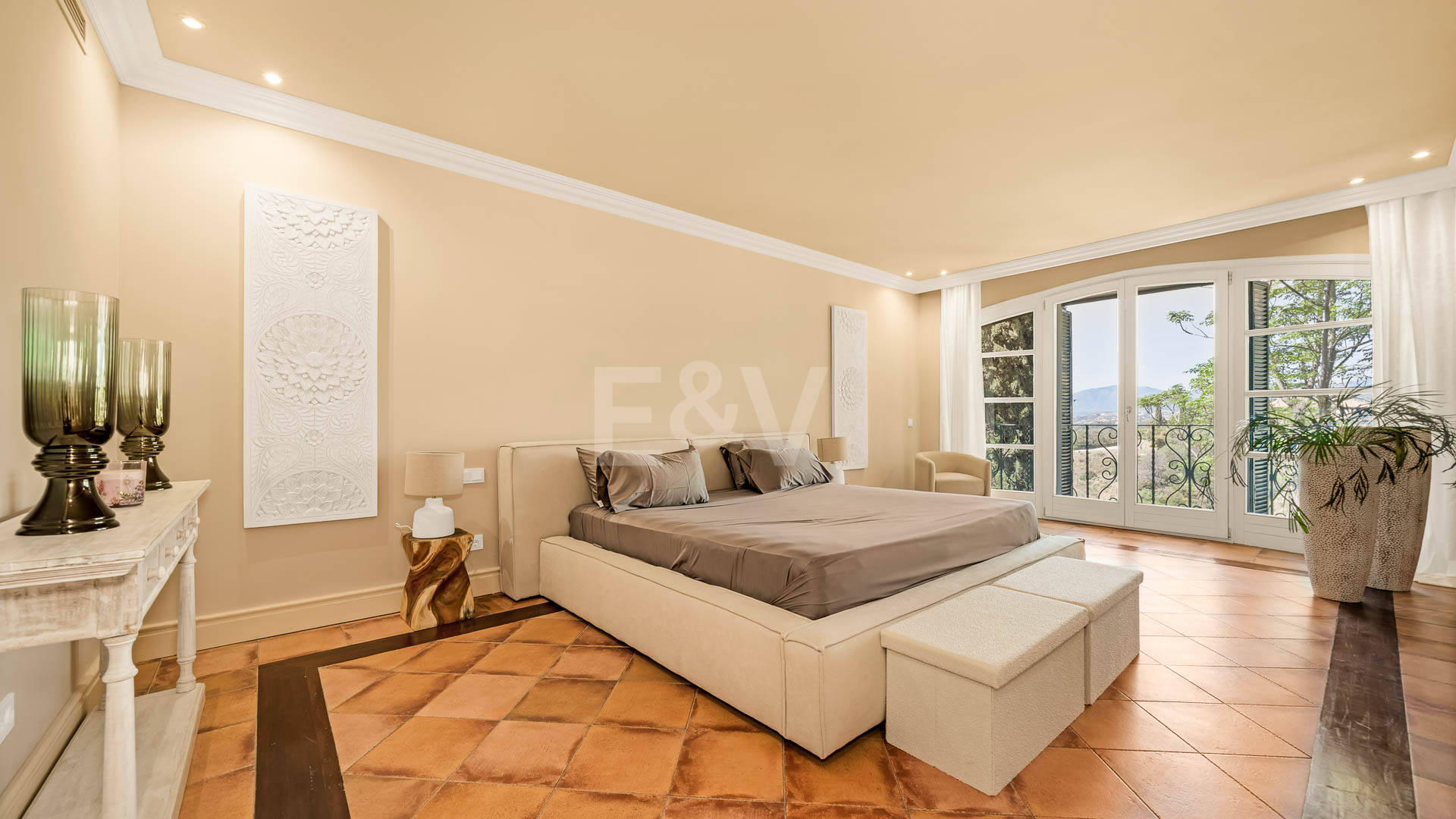 Makelloses klassisches Anwesen in Marbella Hill Club II mit den schönsten Panoramablicken Marbellas