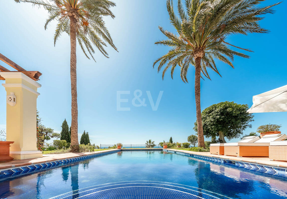 Makelloses klassisches Anwesen in Marbella Hill Club II mit den schönsten Panoramablicken Marbellas