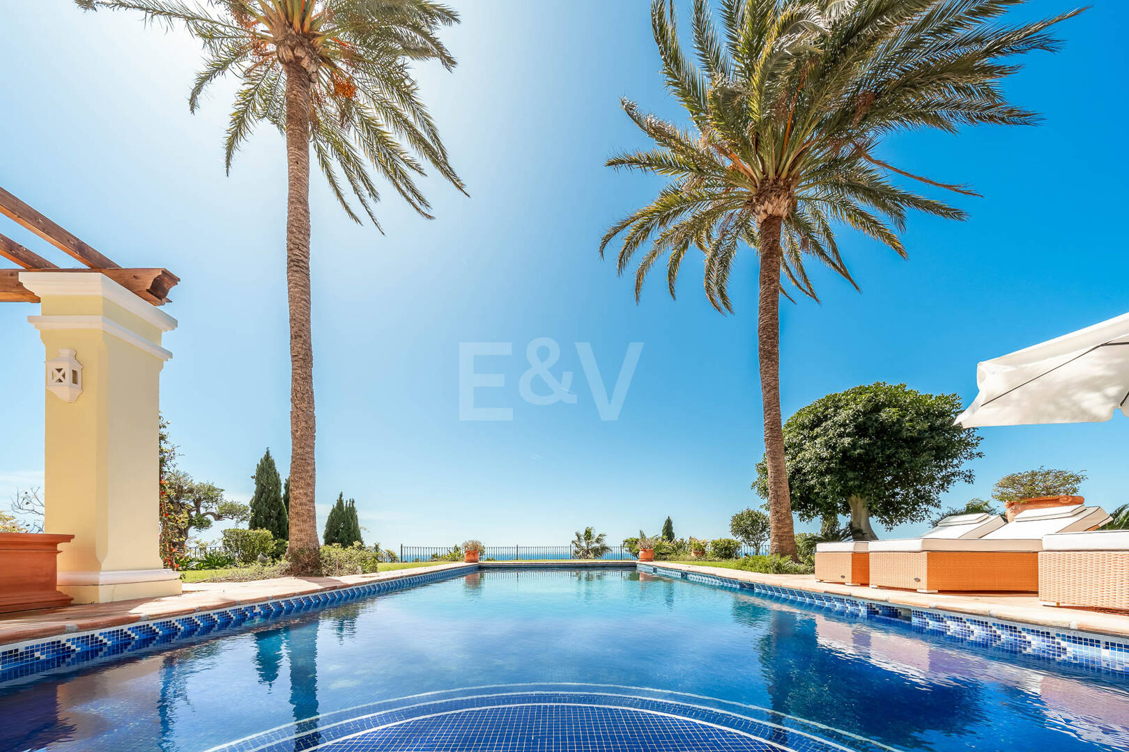 Makelloses klassisches Anwesen in Marbella Hill Club II mit den schönsten Panoramablicken Marbellas