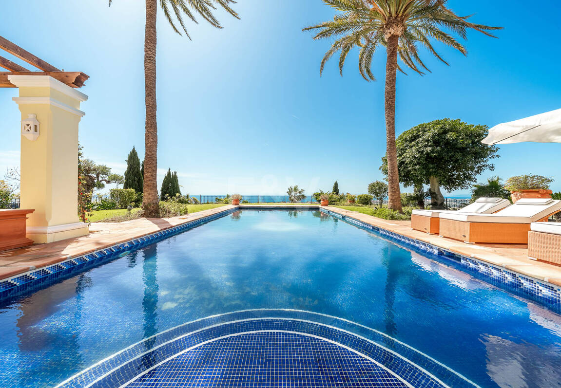 Makelloses klassisches Anwesen in Marbella Hill Club II mit den schönsten Panoramablicken Marbellas