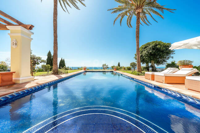 Makelloses klassisches Anwesen in Marbella Hill Club II mit den schönsten Panoramablicken Marbellas
