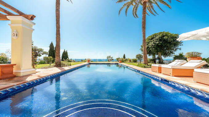 Impecable mansión clásica en Marbella Hill Club II con las mejores vistas panorámicas de Marbella