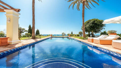 Impecable mansión clásica en Marbella Hill Club II con las mejores vistas panorámicas de Marbella