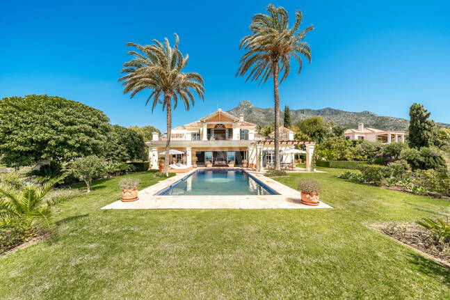 Makelloses klassisches Anwesen in Marbella Hill Club II mit den schönsten Panoramablicken Marbellas